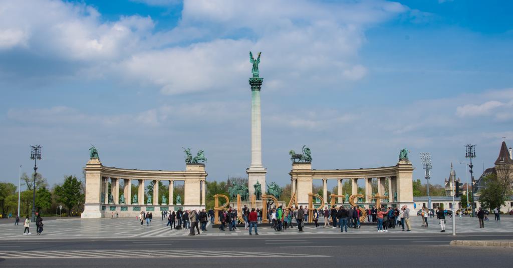 Home, Far Away From Home Budapesta Exterior foto
